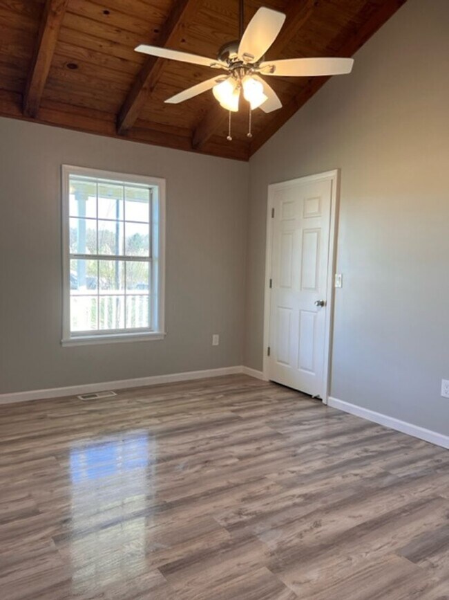 Building Photo - 4.5 Acres Right on the River!!!