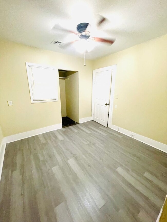 Building Photo - ** 4 Bed 2 Bath located by Jackson Hospita...