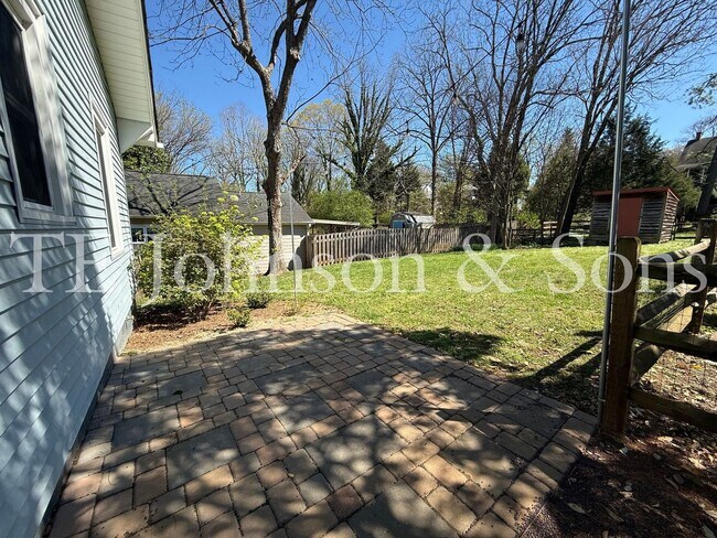 Building Photo - Charming 3BR Home with Fenced Yard, Hardwood Floors and Classic Built Ins