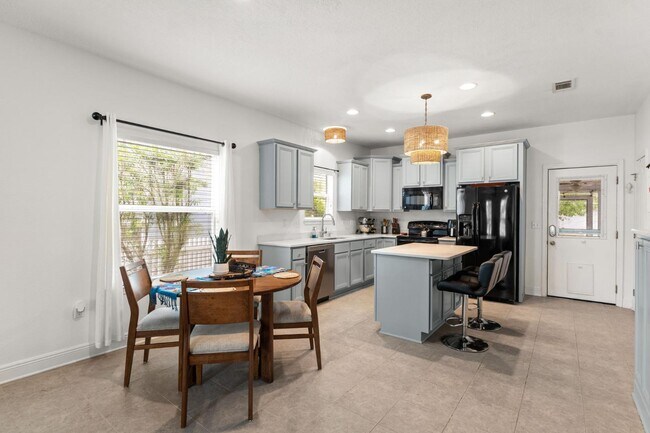 Building Photo - 486 Fanny Ann Way