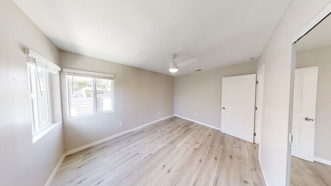 Building Photo - Renovated! 8BD/4BA with POOL!! (Lease Out ...