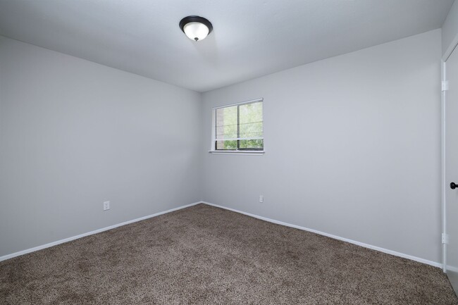 Building Photo - 1 Ground Brier Ct