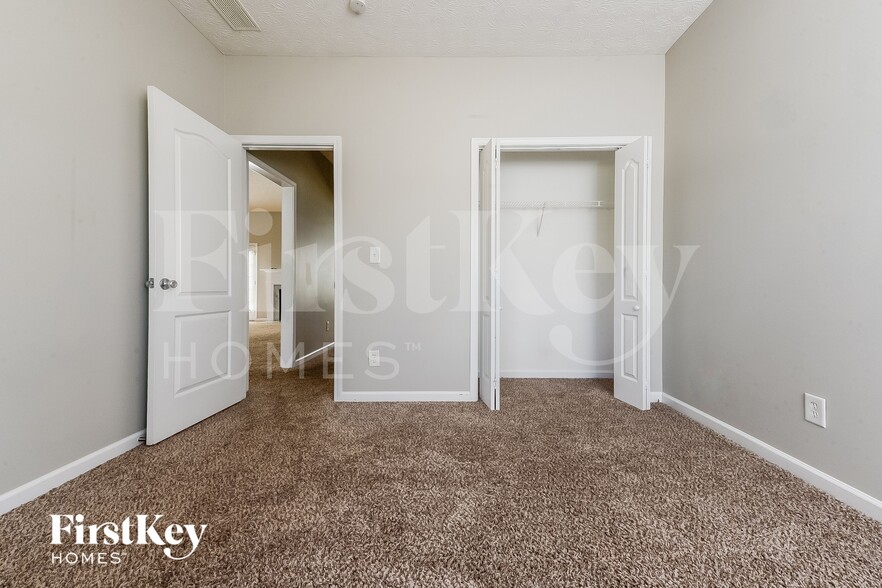 Building Photo - 381 Glouchester Dr