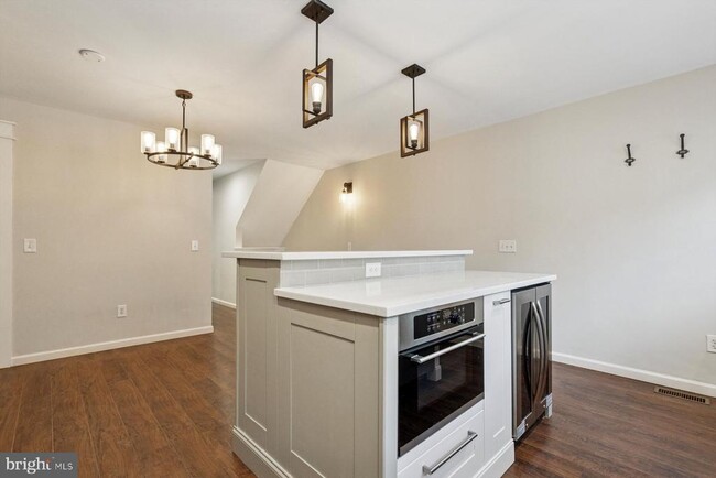 Building Photo - 284 Parker Ave