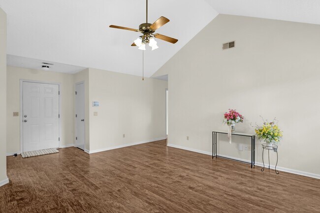 Building Photo - 781 Madison Dr