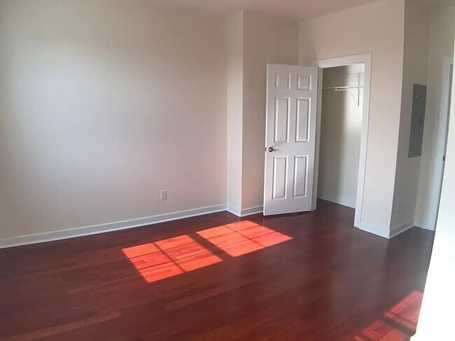 Building Photo - 2631 W Girard Ave