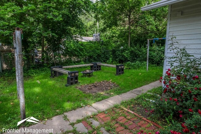 Building Photo - Beautiful Bungalow Located in Central Manh...