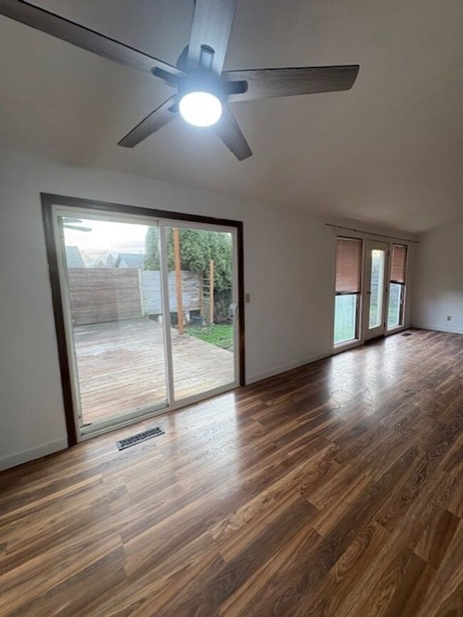 Building Photo - 3 bedroom/2 bath home