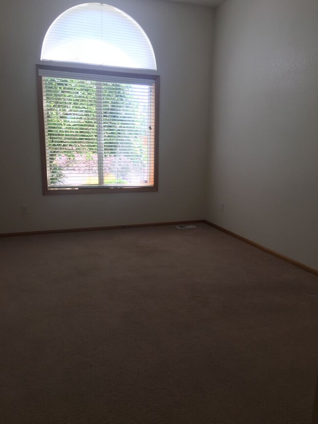 Building Photo - Fantastic Home In SW Corvallis with Landsc...