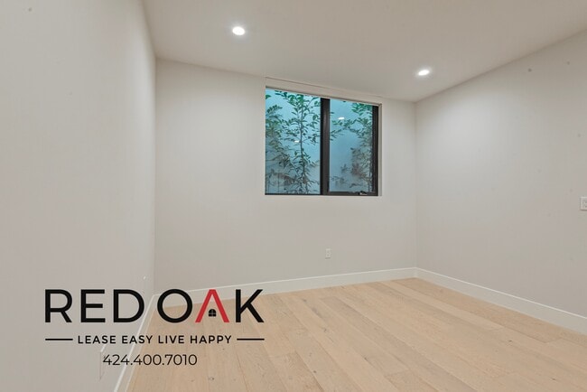 Building Photo - Stunning Contemporary Two Bedroom with Sty...