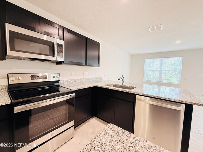 Building Photo - 5885 Creekside Crossing Dr