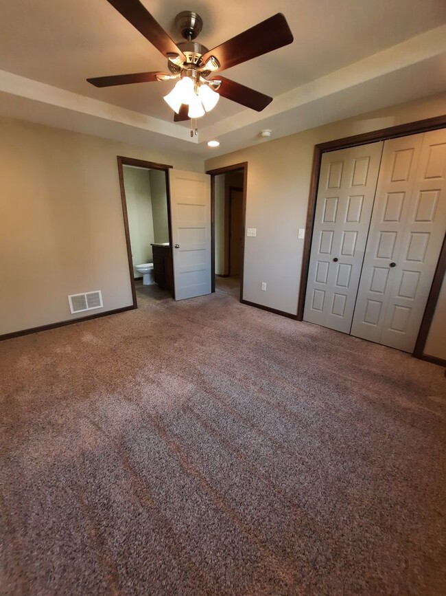 Building Photo - 4 BED | 3 BATH | DOUBLE GARAGE | MALL RIDGE