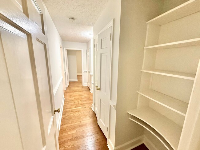 Building Photo - Beautiful 3 Bed 2 Bath Home Located Right ...