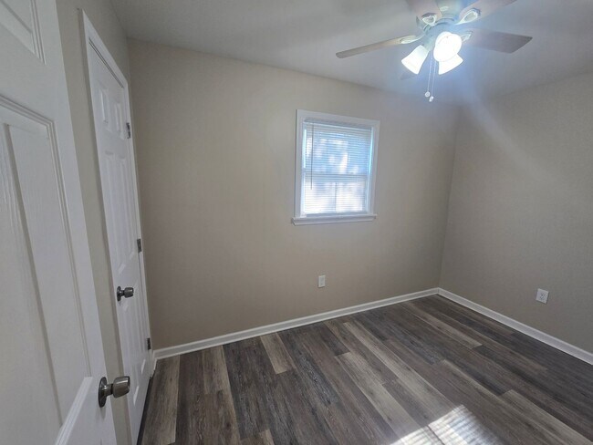 Building Photo - Single Family Home 6 Bedroom 2 Baths