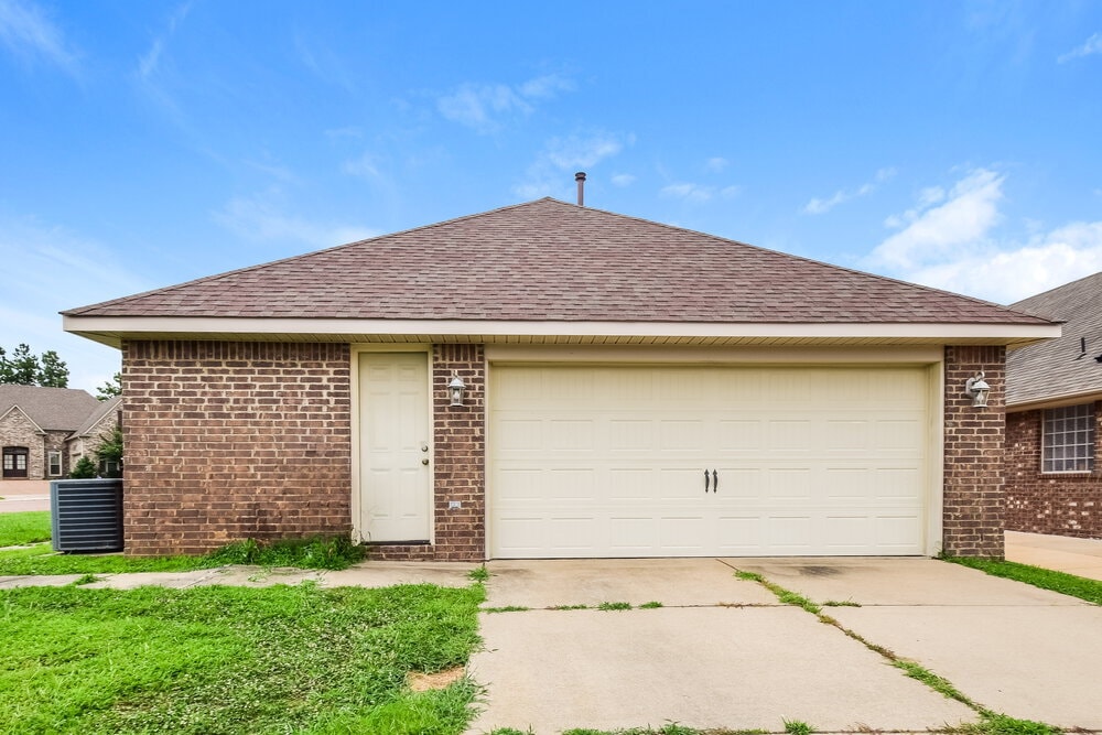 Building Photo - 3257 E Hartland