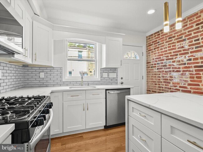 Building Photo - 404 N Robinson St