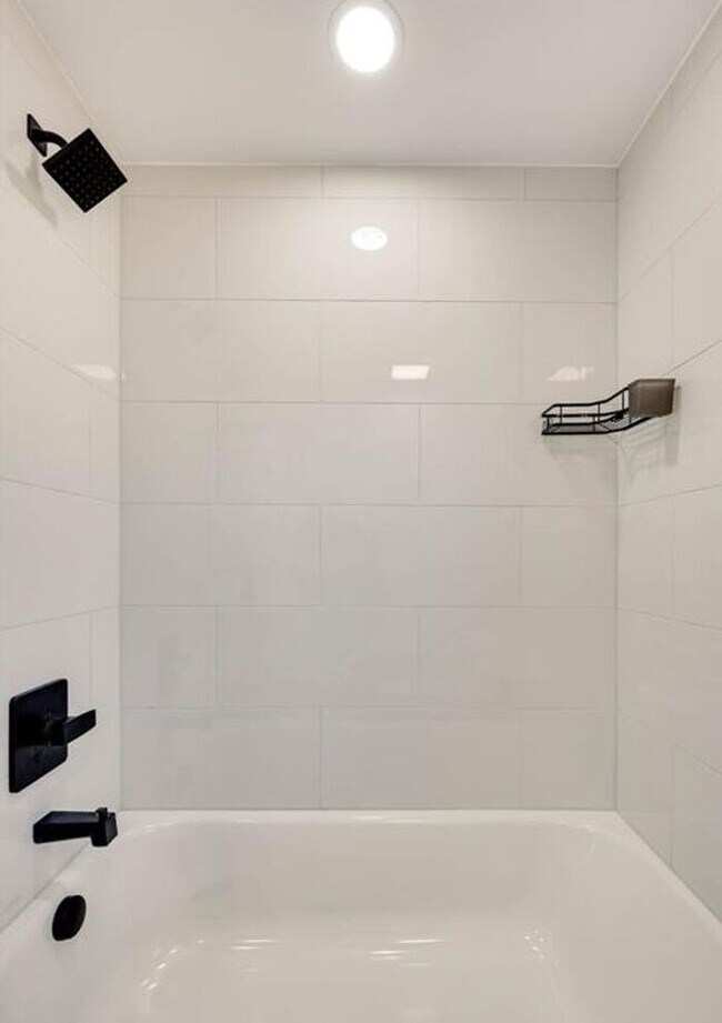 Building Photo - Stunningly Renovated 3BD/1BA Single Family Home in Newton, NC!