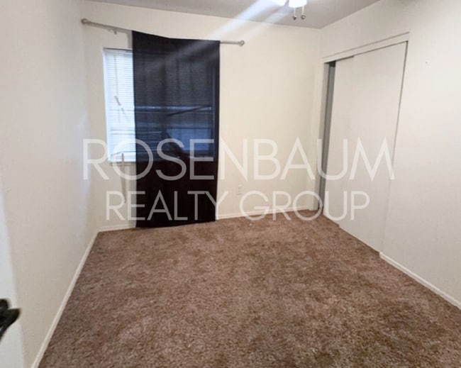 Building Photo - Gorgeous 3-bedrooms, 2-baths home located ...
