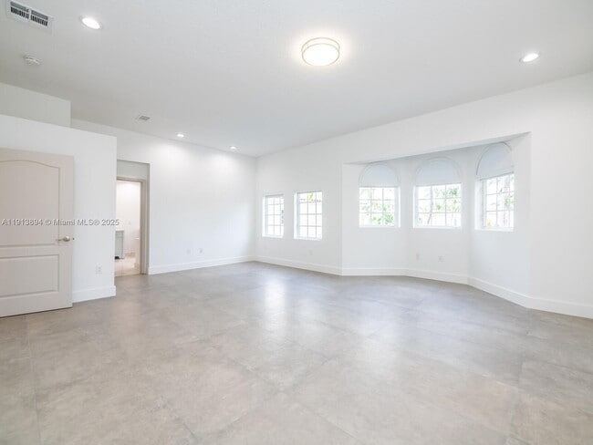 Building Photo - 20729 NE 32nd Ave