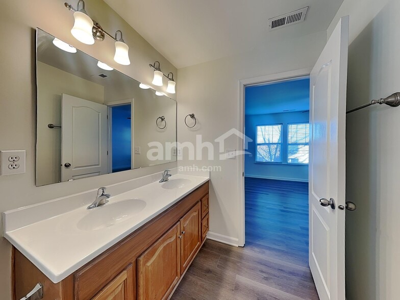 Building Photo - 113 N Cromwell Dr