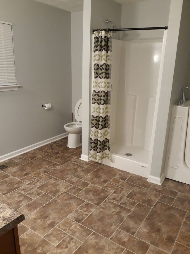 Building Photo - Awesome Renovated 2 Bedroom 1 Bath House F...