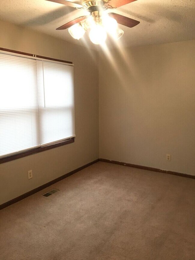 Building Photo - 3 bedroom / 1 bath house for rent - $1100-...