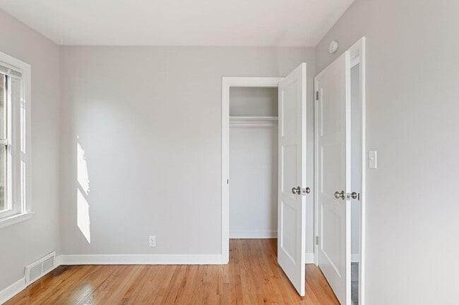 Building Photo - Spacious 4BR/2BA Duplex — Available August...