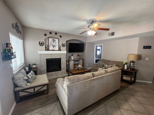 Building Photo - Charming 3-Bed, 2.5-Bath Home with Cozy Fi...