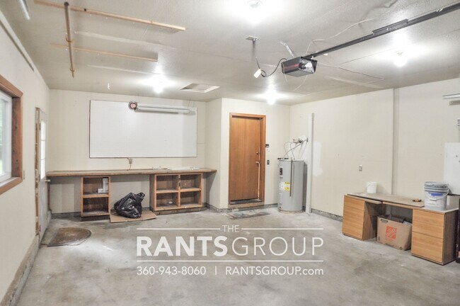 Building Photo - Beautiful Home in Tumwater on 1/2 acre!