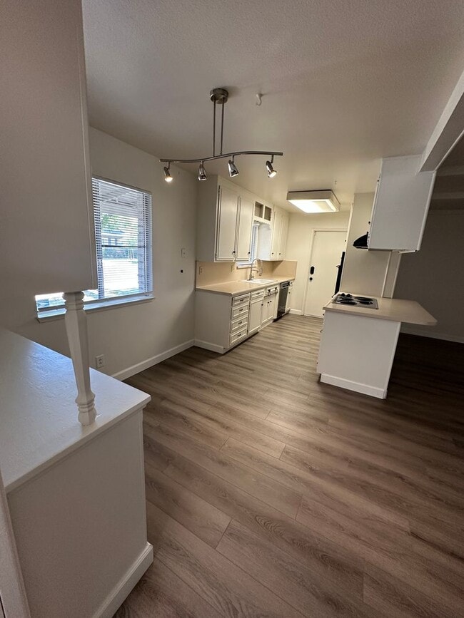 Building Photo - 1321 Palomar Way