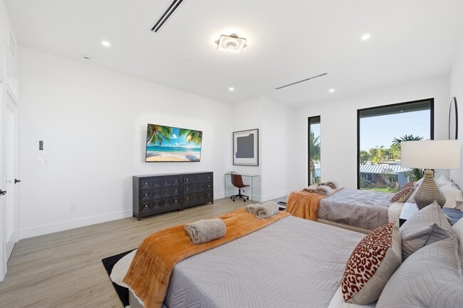 Building Photo - 1308 Avocado Isle