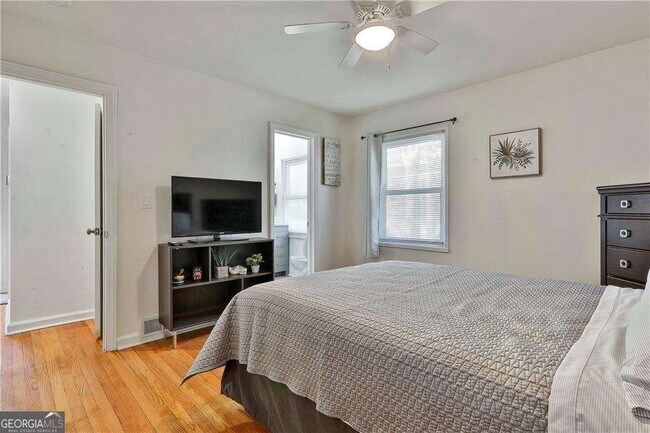 Building Photo - 2037 Lively Ridge Rd NE