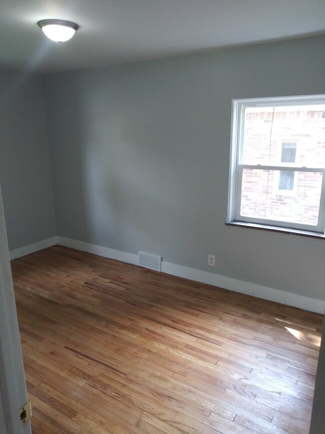 Building Photo - 3 Bed/1 Bath - Single Family Brick Home - Available now!