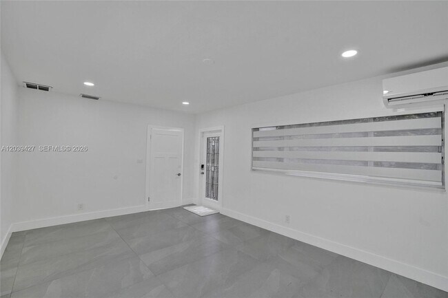 Building Photo - 213 NE 43rd St