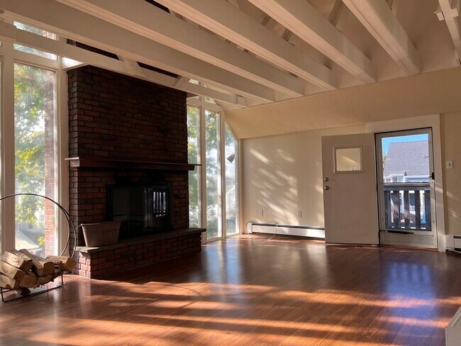 Building Photo - 21 Hawthorn Ave