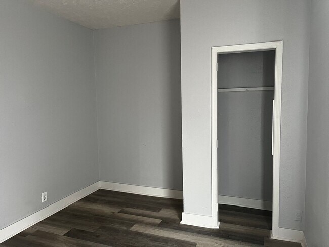 Building Photo - Welcome to the 3 Bedroom Home West Peoria