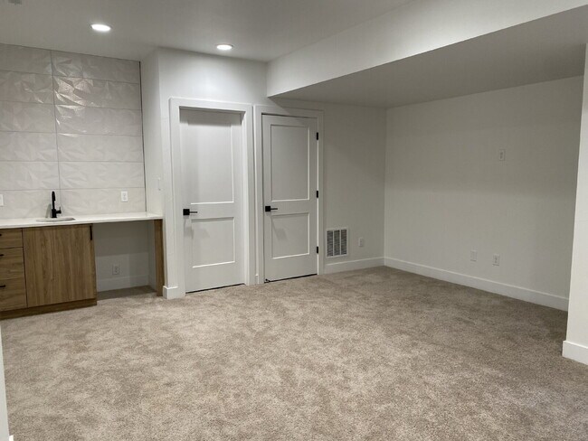 Building Photo - Beautiful, newer (2024) townhome in the de...
