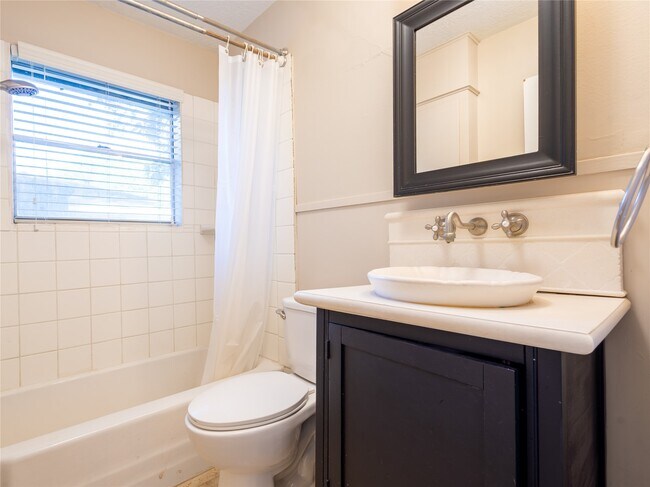 Building Photo - 2728 Encino Ave