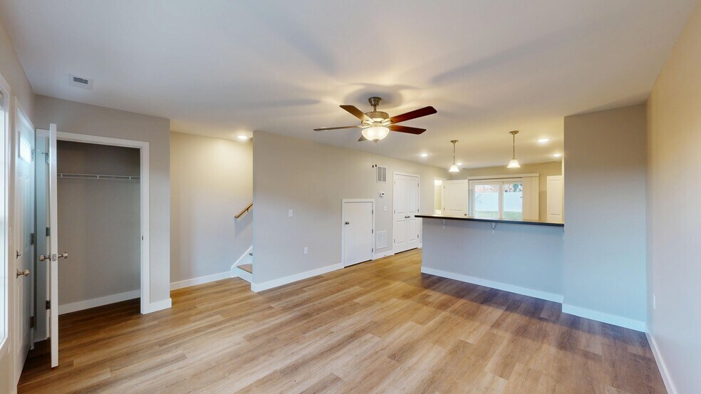 Entry/Living Room - 1333 Luke Ln
