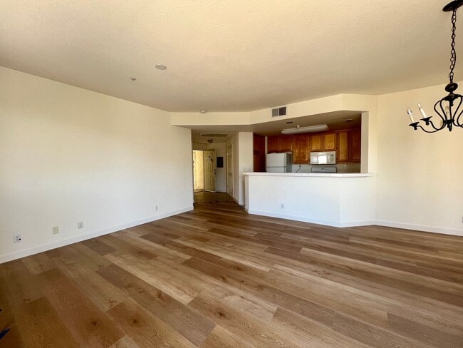 Building Photo - Gorgeous 2 Bd 2 Ba Unit in Redwood Shores