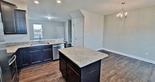 Building Photo - 3 Bed / 3-1/2 Bath Single Family Townhome