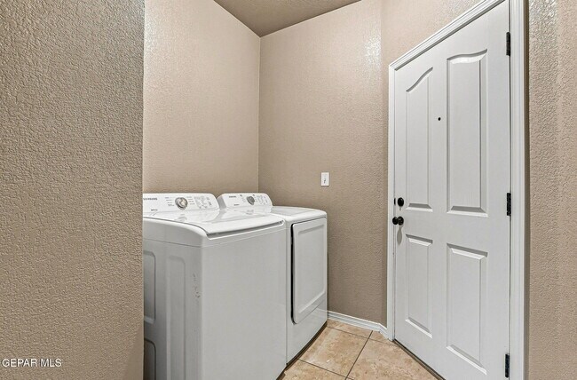 Building Photo - 641 Bariloche Dr