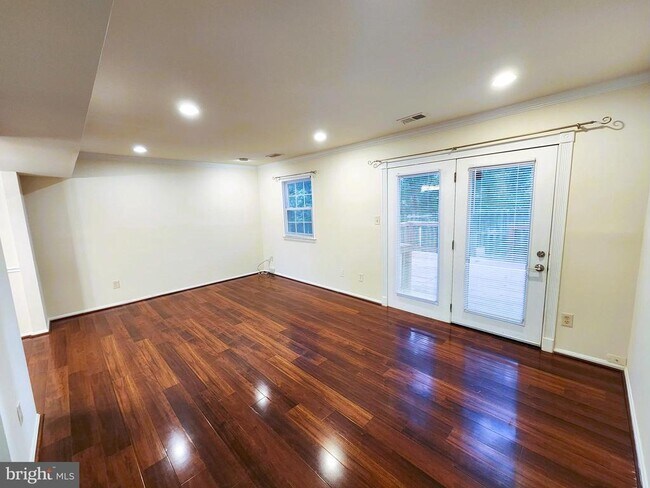 Building Photo - 2077 Pilgrim Dr