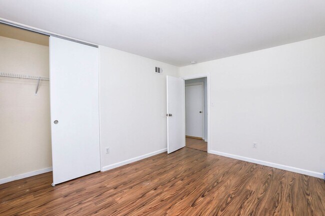 Building Photo - 4 Bed / 2 Bath Daly City Home With Stunnin...