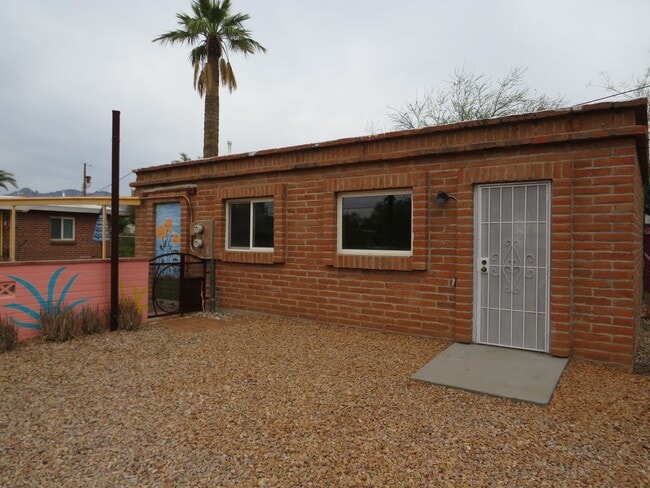 Building Photo - Charming Bungalow Guest House with utilities in Central Tucson