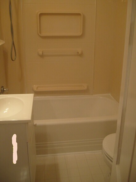 Building Photo - 817 Hummel Ave