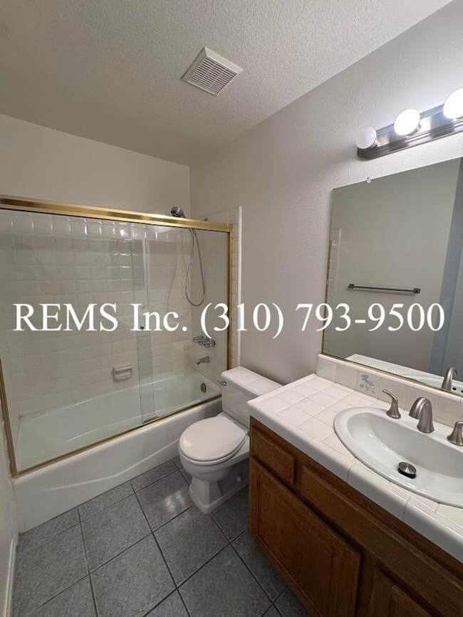 Building Photo - Spacious Townhome with Garage & Laundry in...