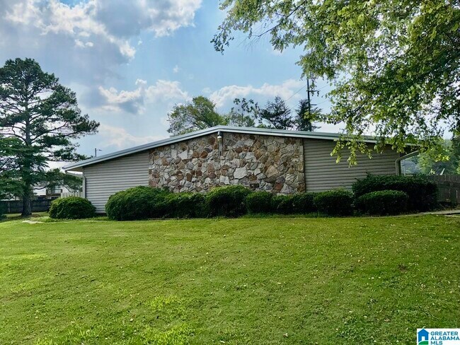 Building Photo - 1700 Greenbrier Dear Rd