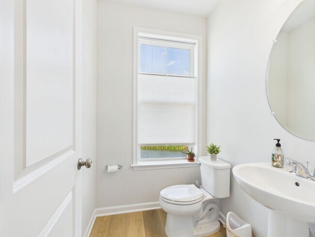 Building Photo - 642 Brookwood Glen Terrace