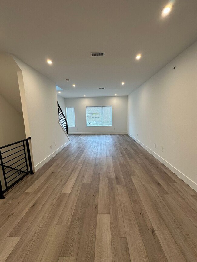 Building Photo - 3 bedroom 3 bath Newer construction home offers perfectly blends comfort, style, and convenience!